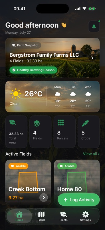 The Agrondo home screen: a farm snapshot of 4 fields over 32.33 hectares, a three day weather forecast, and counts of parcels and crops.