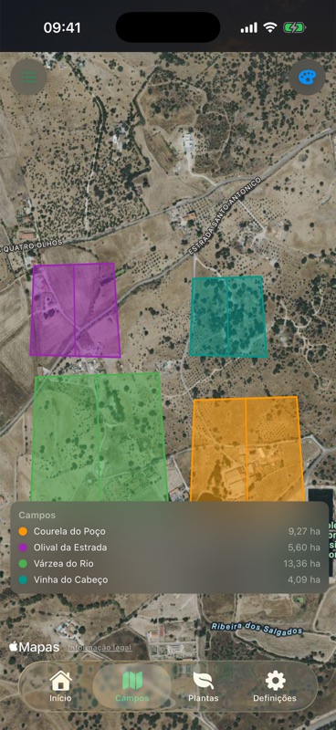 O mapa de satélite do Agrondo com quatro limites de campo desenhados, cada um sombreado na sua cor, por cima de uma legenda com Courela do Poço 9,27 ha, Olival da Estrada 5,60 ha, Várzea do Rio 13,36 ha e Vinha do Cabeço 4,09 ha.